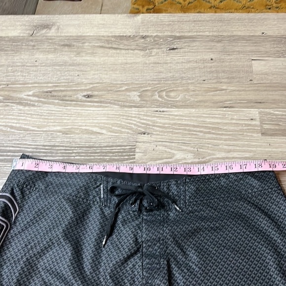 QUICKSILVER board shorts - Picture 4 of 6